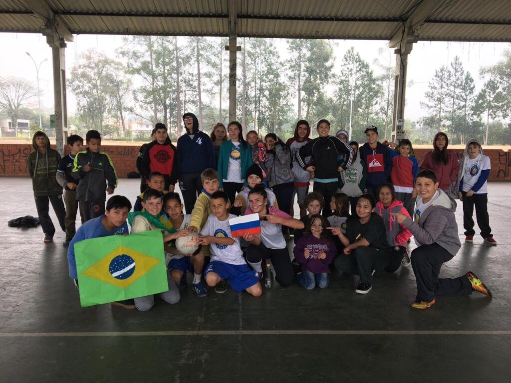 Clima da Copa do Mundo invade aulas da Fundação Tênis