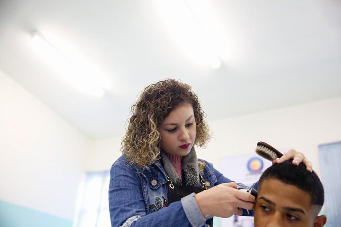 Projeto ensina sobre barbearia e empreendedorismo a jovens do bairro Bom Jesus