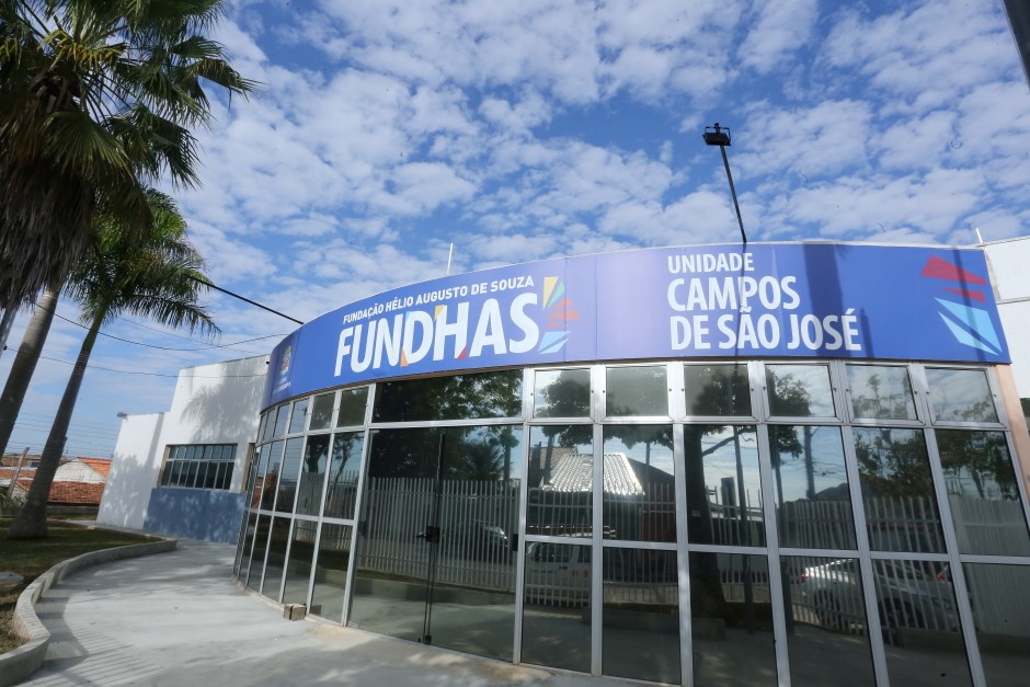 Projeto “Tênis Transformando Vidas”, resultado da colaboração entre a Fundação Tênis e a Petrobras, oferece aulas semanais de tênis em três unidades da Fundhas